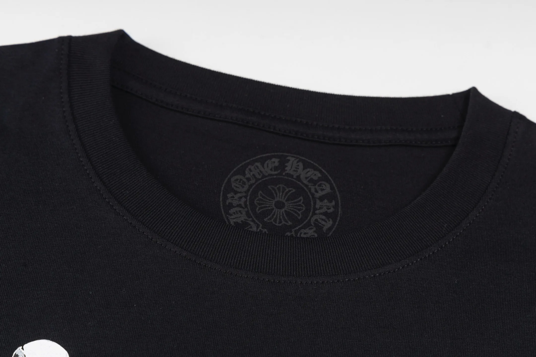🅿️280 [Exclusive supply] CH Crow Heart Skull Soldier Text Short Sleeve The fabric is made of customized pure cotton, which is soft and smooth to the touch, has good breathability, and is super comfortable on the upper body. The chest is embellished with skull text printing. The printing is delicate and exquisite, and the edges of the letters are super clear! The net is invincible and clean! The upper body is also very stylish and will not collapse! The feeling of slightly dropped shoulders will make the whole person look very thin! It looks good and is comfortable. It can be matched with many types of clothing to create a fashionable look. It has customized accessories, complete with three labels, and the same style for men and women! Size:S/M/L